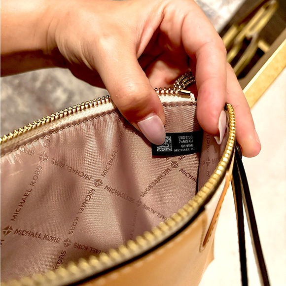 Michael Kors NEW Jet Set Travel Large Color-Block Wristlet White/Gold NWT - Picture 9 of 9